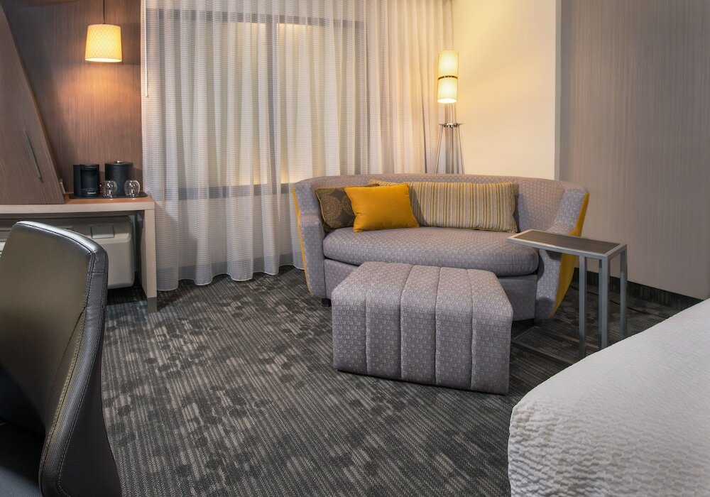 Фото Courtyard by Marriott Calgary South
