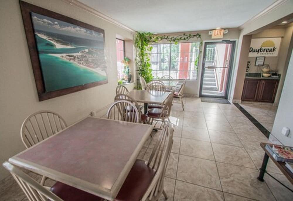 Фото Days Inn by Wyndham Fort Walton Beach