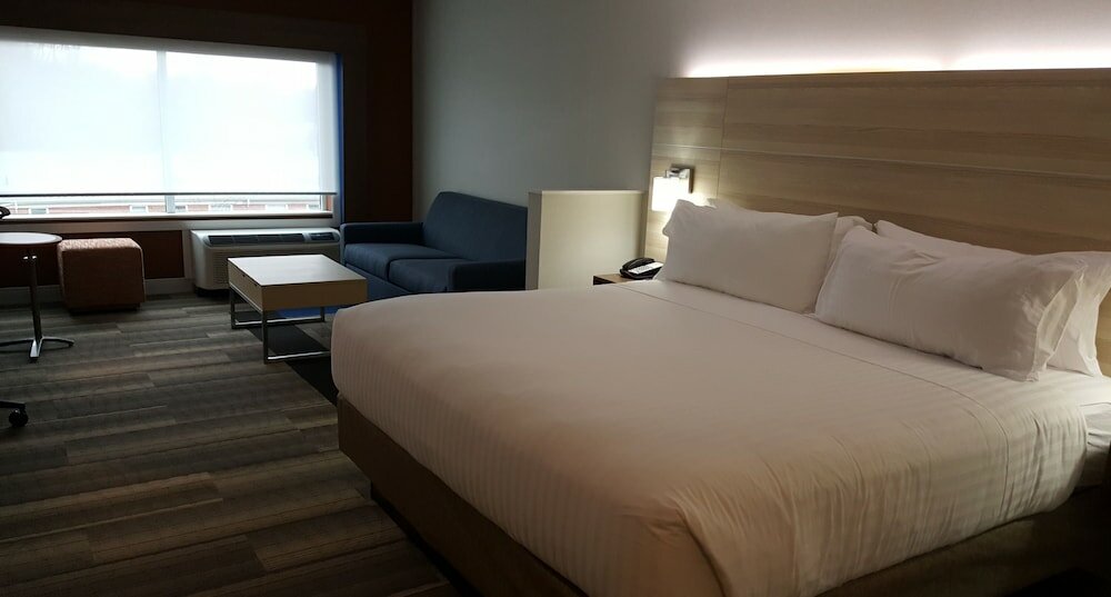 Фото Holiday Inn Express & Suites Toledo West, an Ihg Hotel