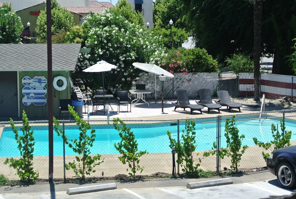 Фото Vino Inn & Suites