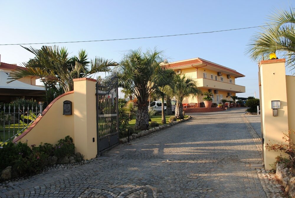 Фото Hotel Damanse