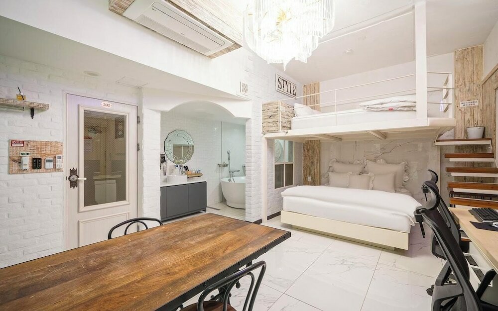 Фото February Hotel Hwanggeum