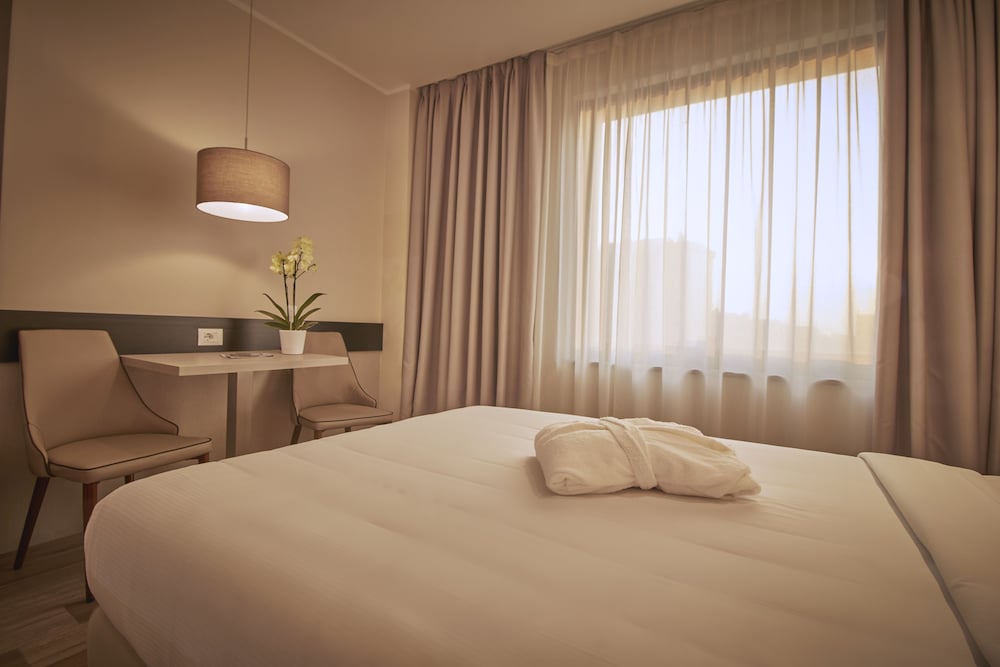 Фото IH Hotels Milano Lorenteggio