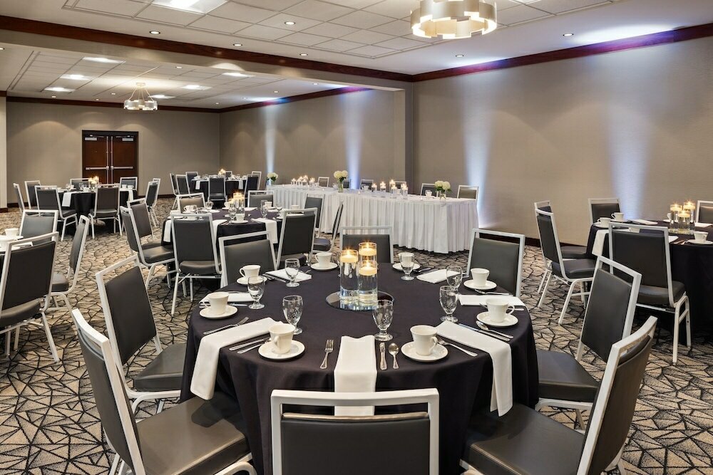 Фото Delta Hotels by Marriott Milwaukee Northwest