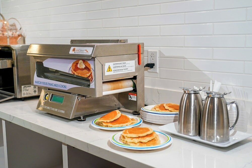 Фото West Edmonton Mall Inn