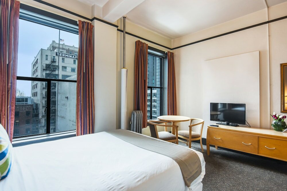 Фото The Moore Hotel