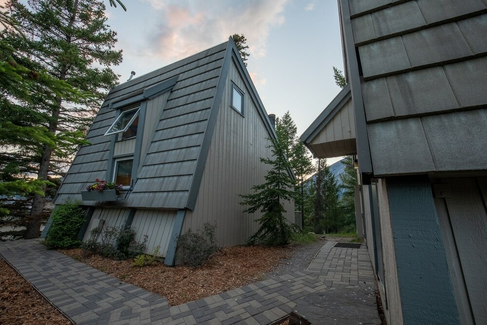 Фото Tunnel Mountain Resort