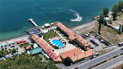 Гостиница Best Western Bohemian Resort в Севане