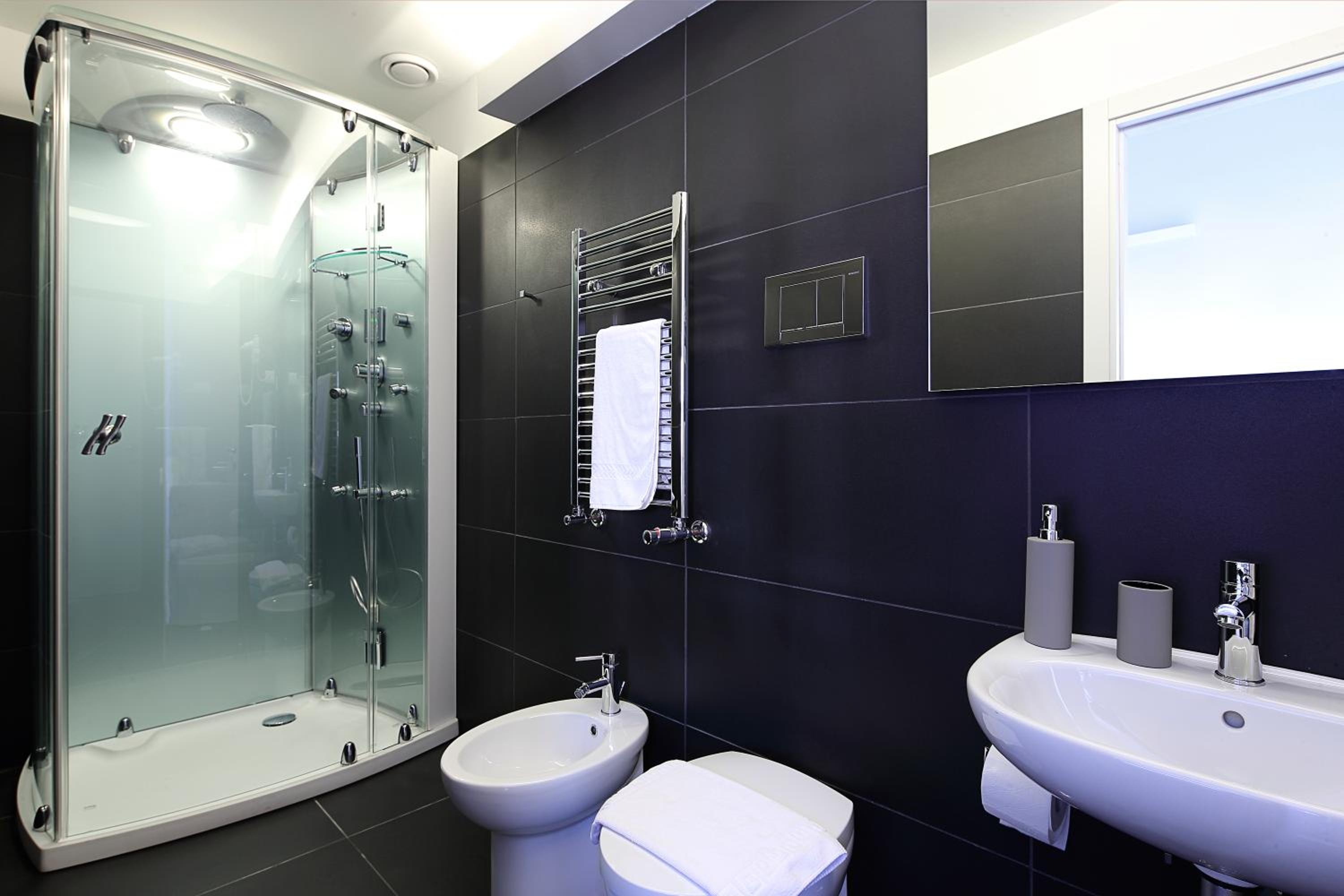 Фото NearHome Smart Suites Guest House