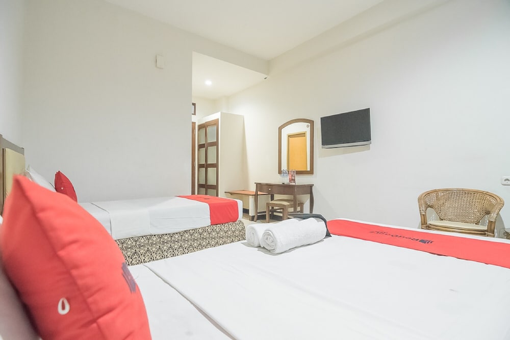 Фото RedDoorz Near Trans Studio Mall 3