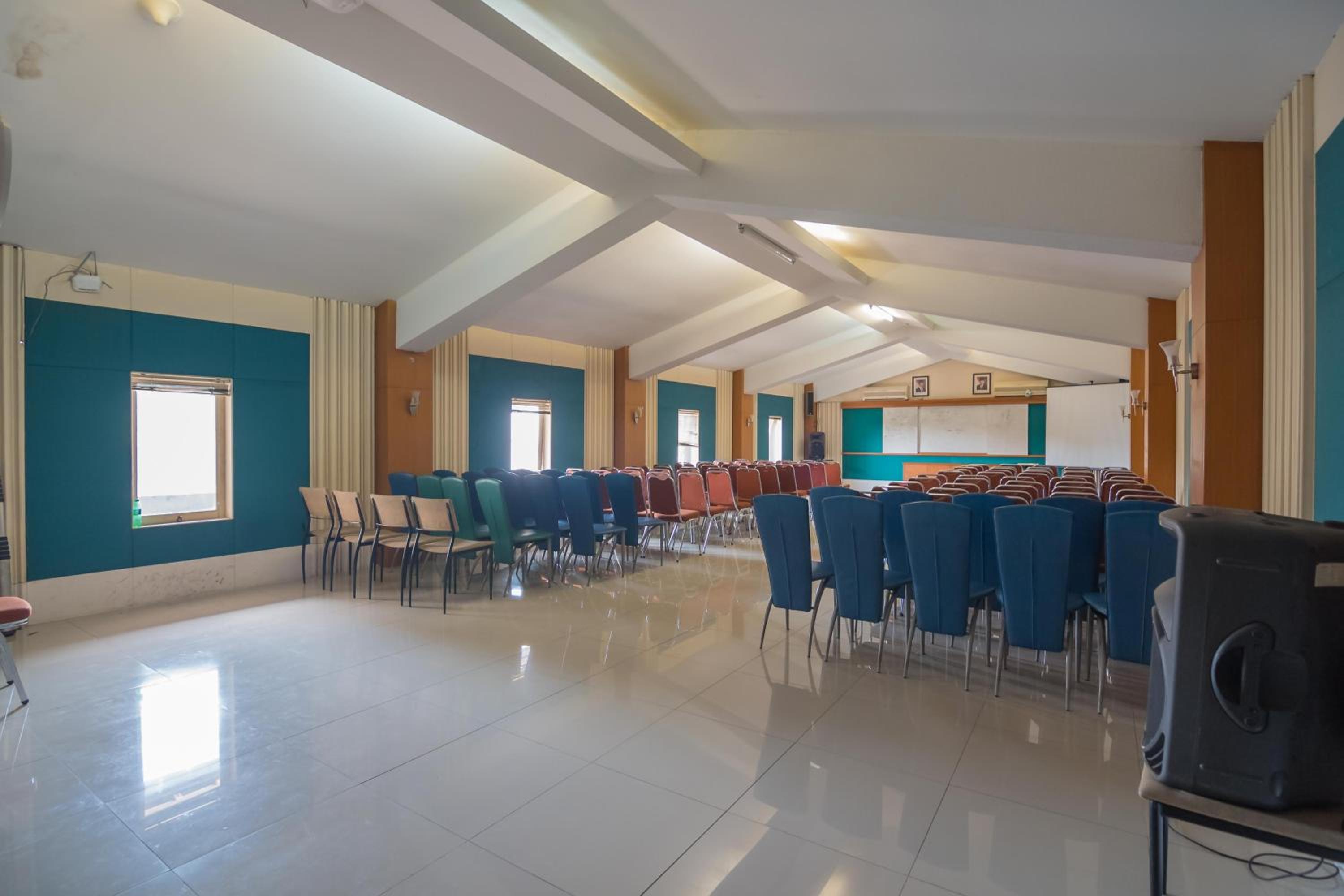 Фото RedDoorz near Kampung Gajah