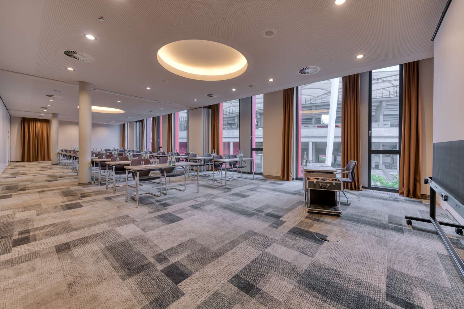 Фото Хилтон Гарден Инн Штутгарт Неккарпарк