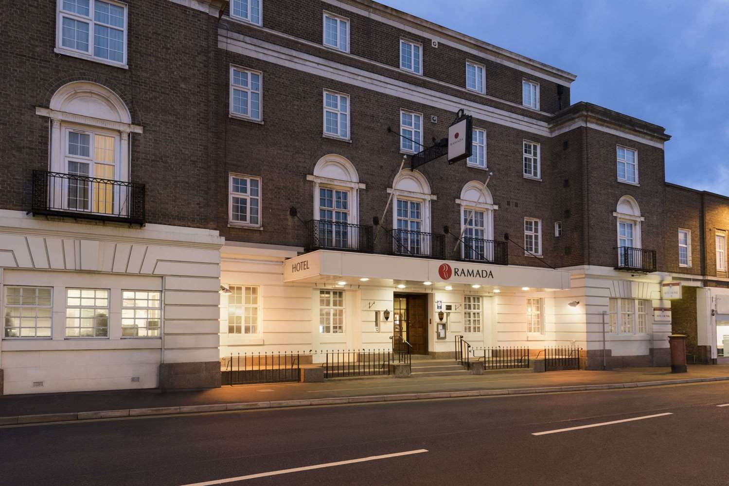 Фото Ramada by Wyndham Loughborough Hotel