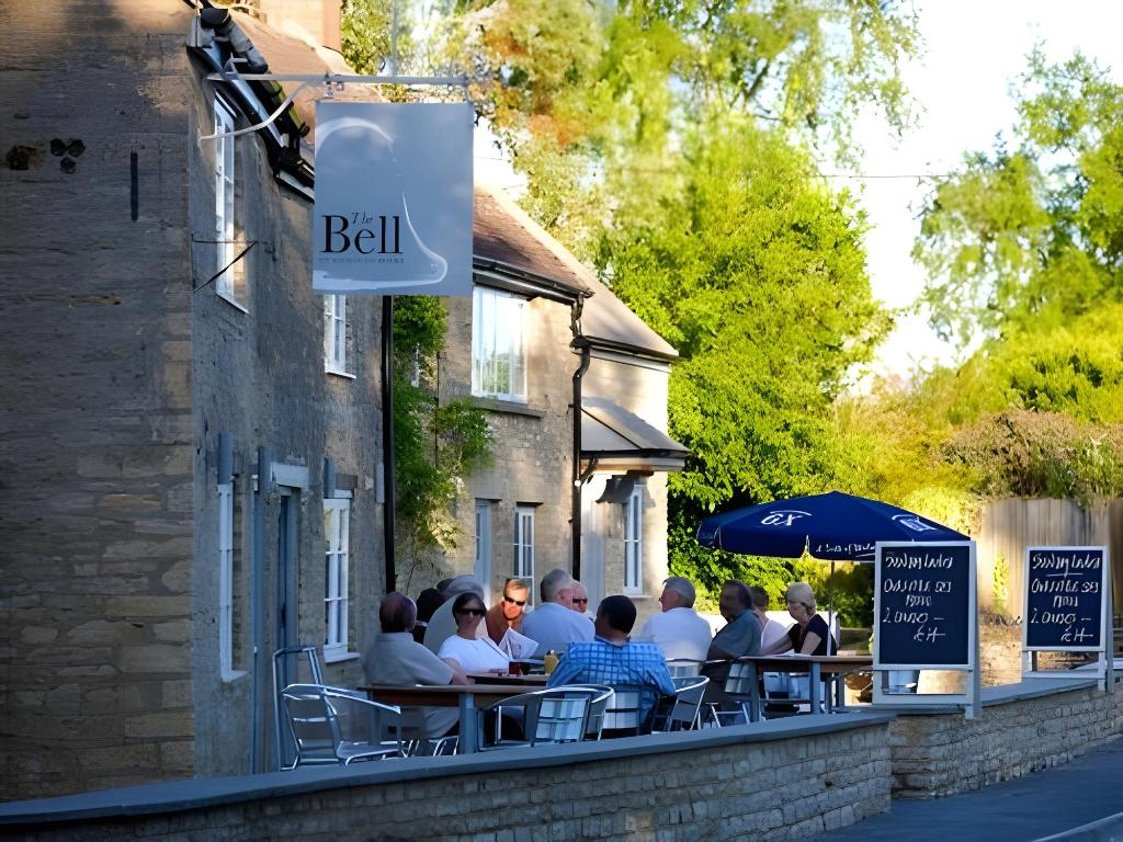 Фото The Bell at Hampton Poyle