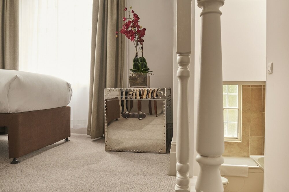 Фото Tophams Hotel