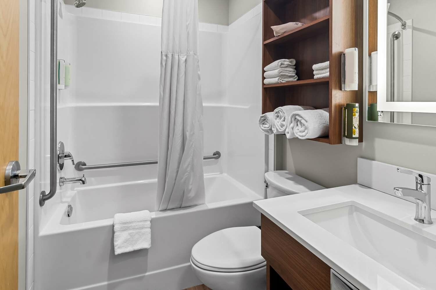 Фото Park Inn by Radisson, Kelowna