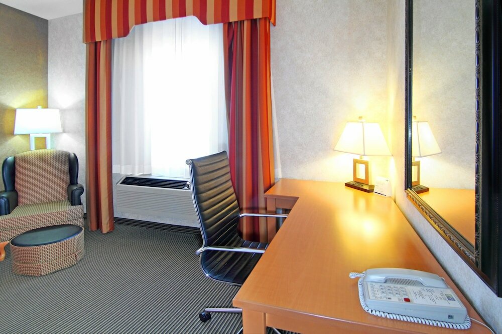 Фото Holiday Inn Express Hotel & Suites Calgary S-Macleod Trail S, an Ihg Hotel