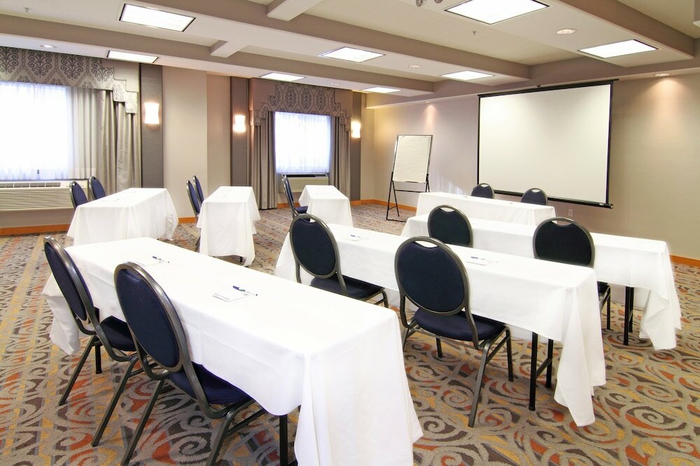 Фото Holiday Inn Express Hotel & Suites Calgary S-Macleod Trail S, an Ihg Hotel