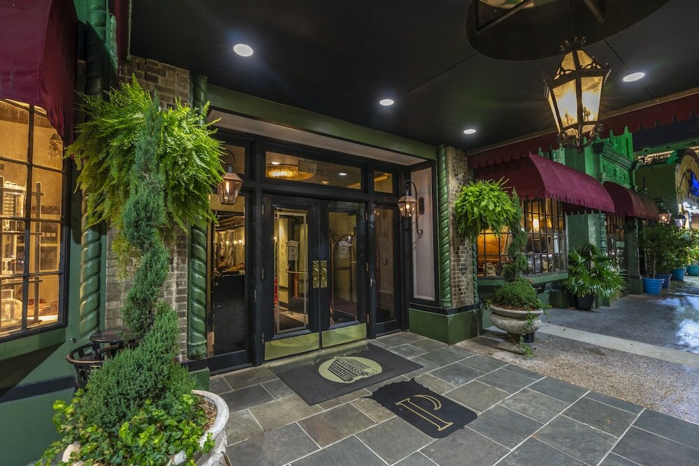 Фото The Pontchartrain Hotel