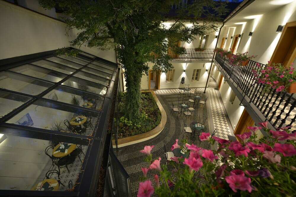 Фото Hotel At the White Lily