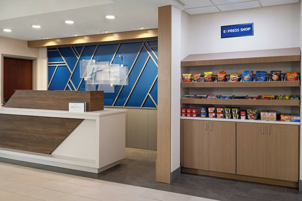 Фото Holiday Inn Express & Suites Midwest, an Ihg Hotel