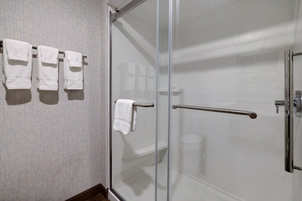 Фото Holiday Inn Express And Suites Detroit Dearborn, an Ihg Hotel