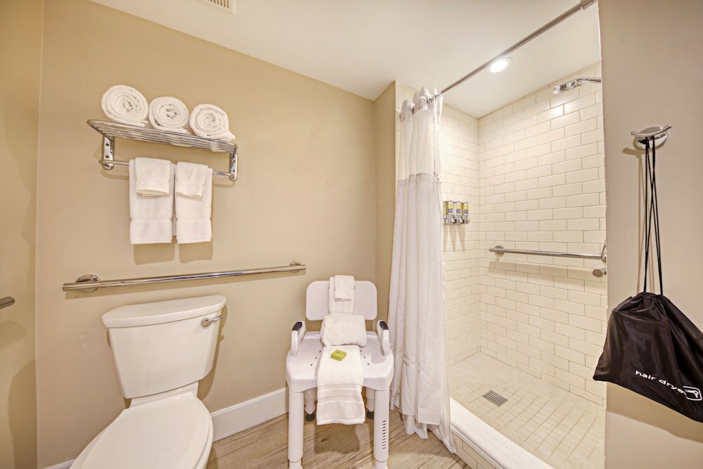 Фото Commander Hotel & Suites