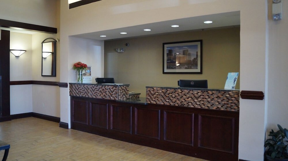 Фото Comfort Suites Denver International Airport