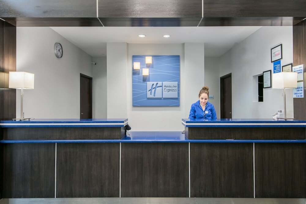 Фото Holiday Inn Express & Suites Houston North - Iah Area, an Ihg Hotel