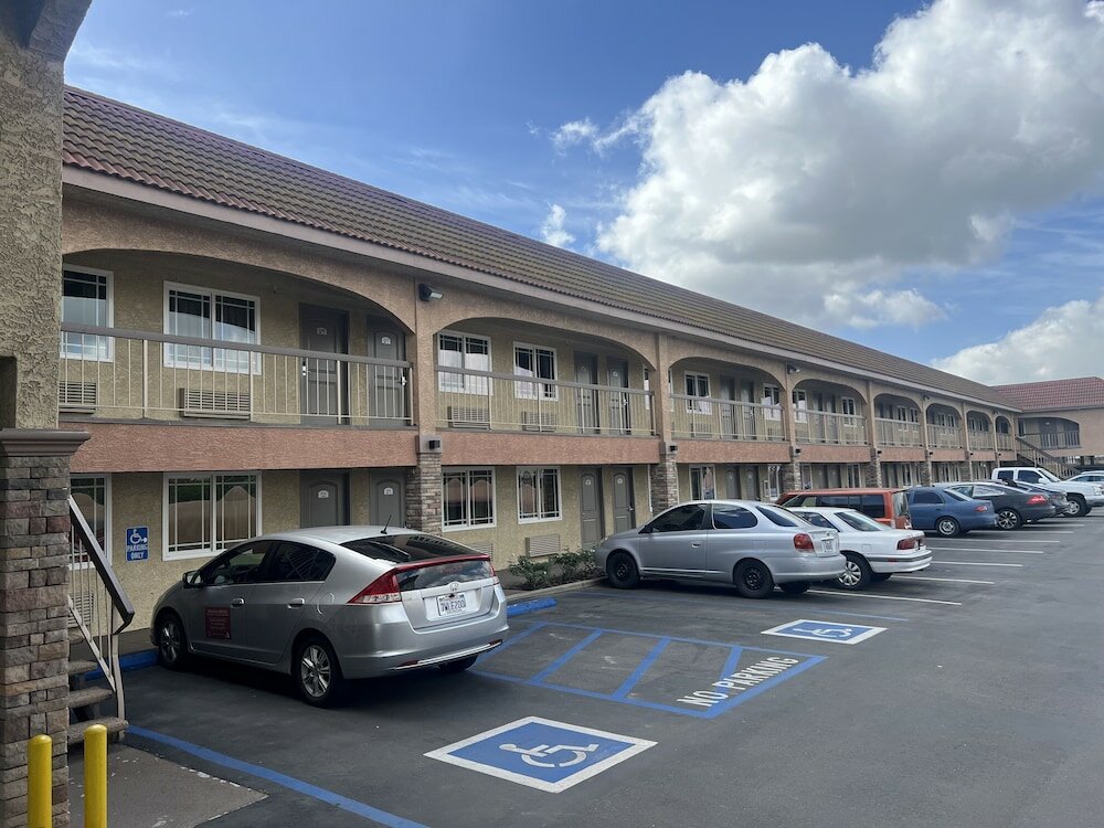 Фото Industry Inn & Suites