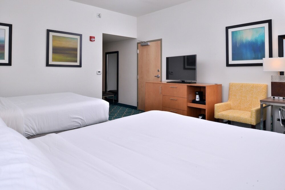 Фото Holiday Inn Express & Suites West Ocean City, an Ihg Hotel