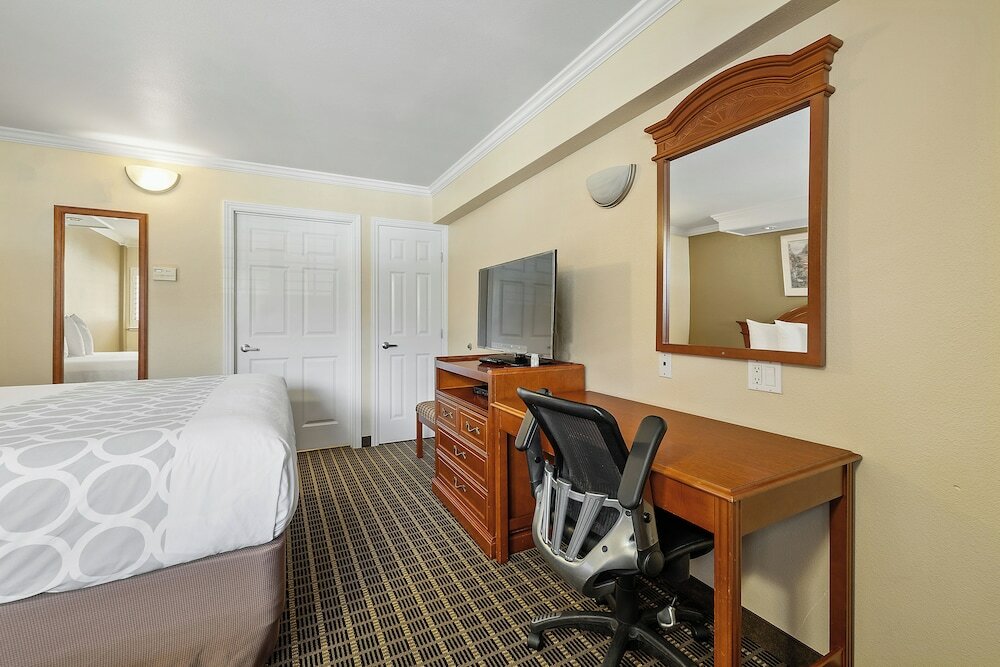 Фото Alexis Park Hotel