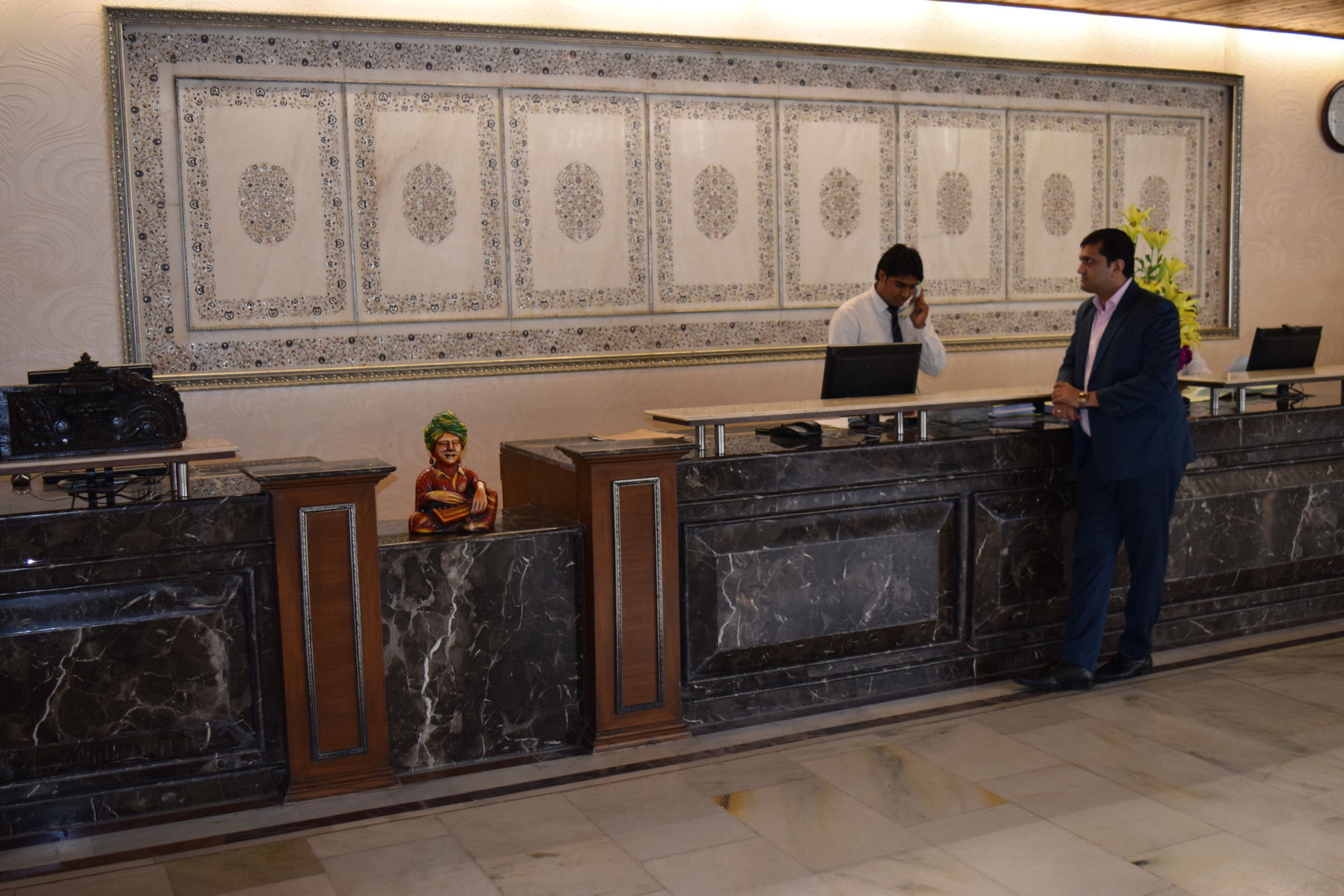 Фото Hotel Samrat Inn