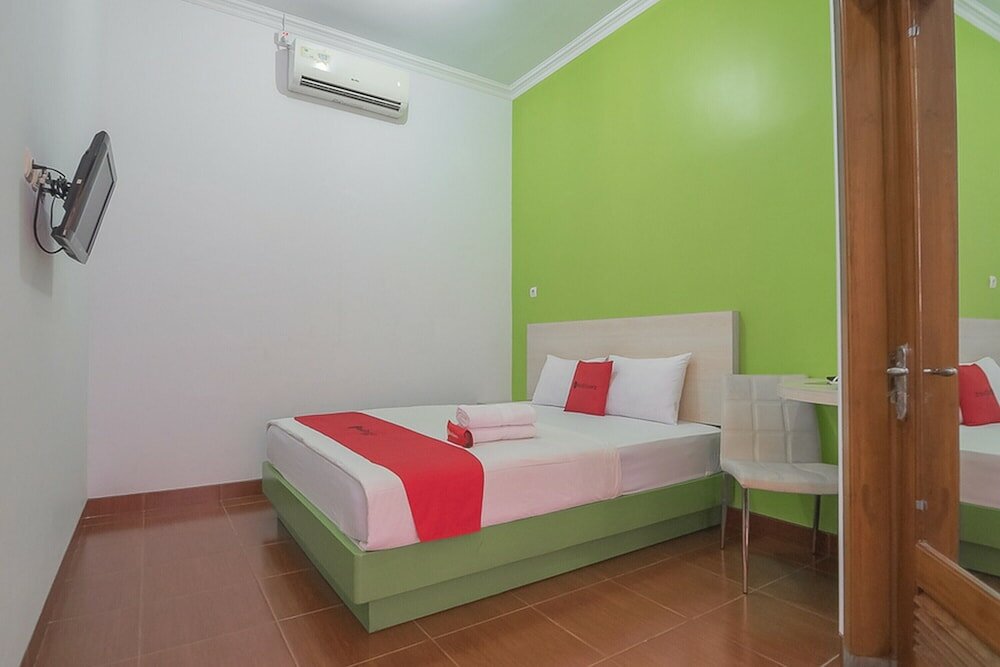 Фото RedDoorz Plus near Alun Alun Kuningan
