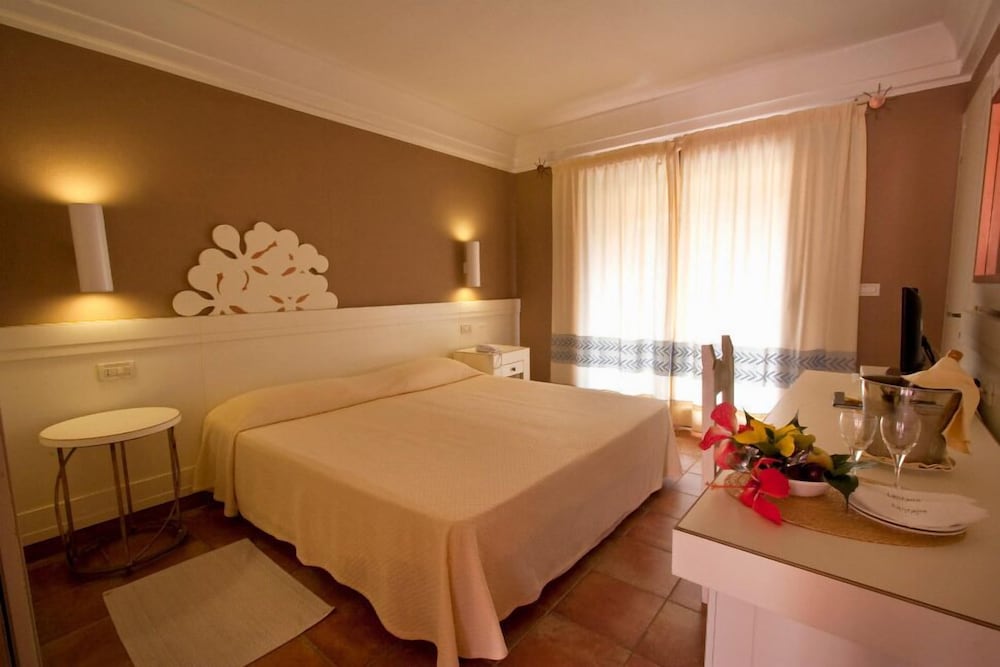 Фото Lantana Resort Hotel & Apartments