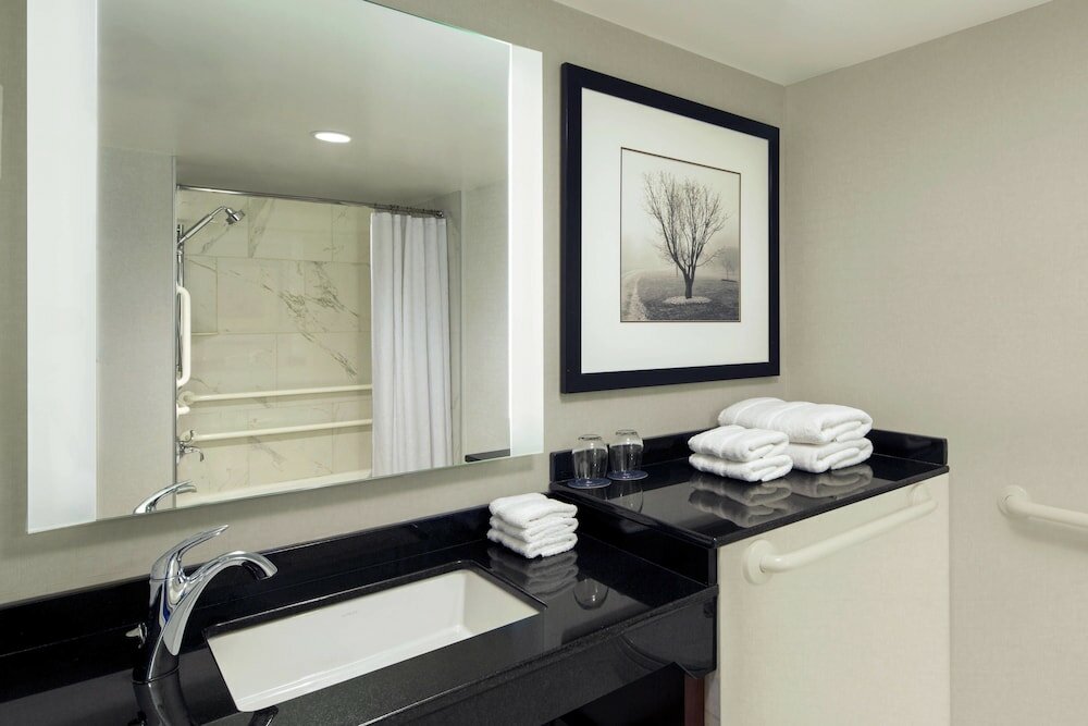 Фото Sheraton West Des Moines Hotel