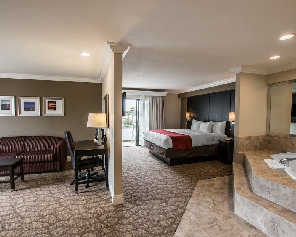 Фото Comfort Suites San Clemente Beach