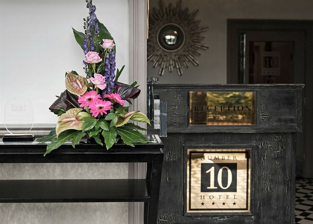 Фото Number 10 Hotel