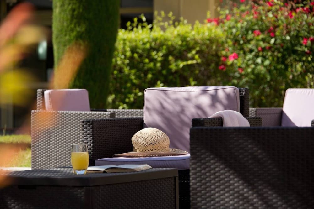 Фото The Originals Boutique, Hôtel Les Strélitzias, Antibes