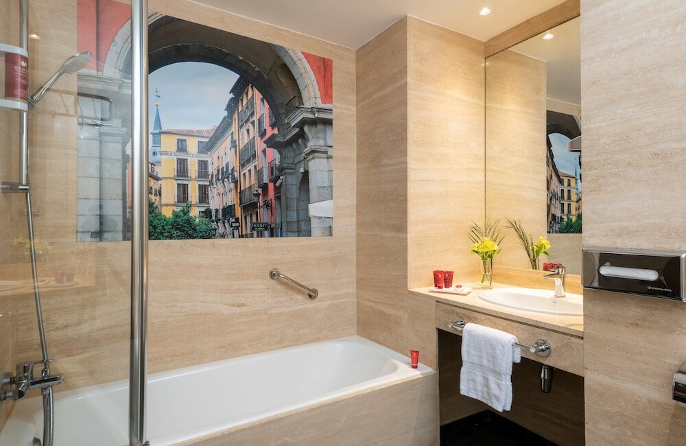 Фото Leonardo Hotel Madrid City Center