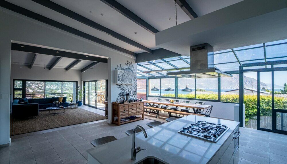 Фото Hout & About Guest House