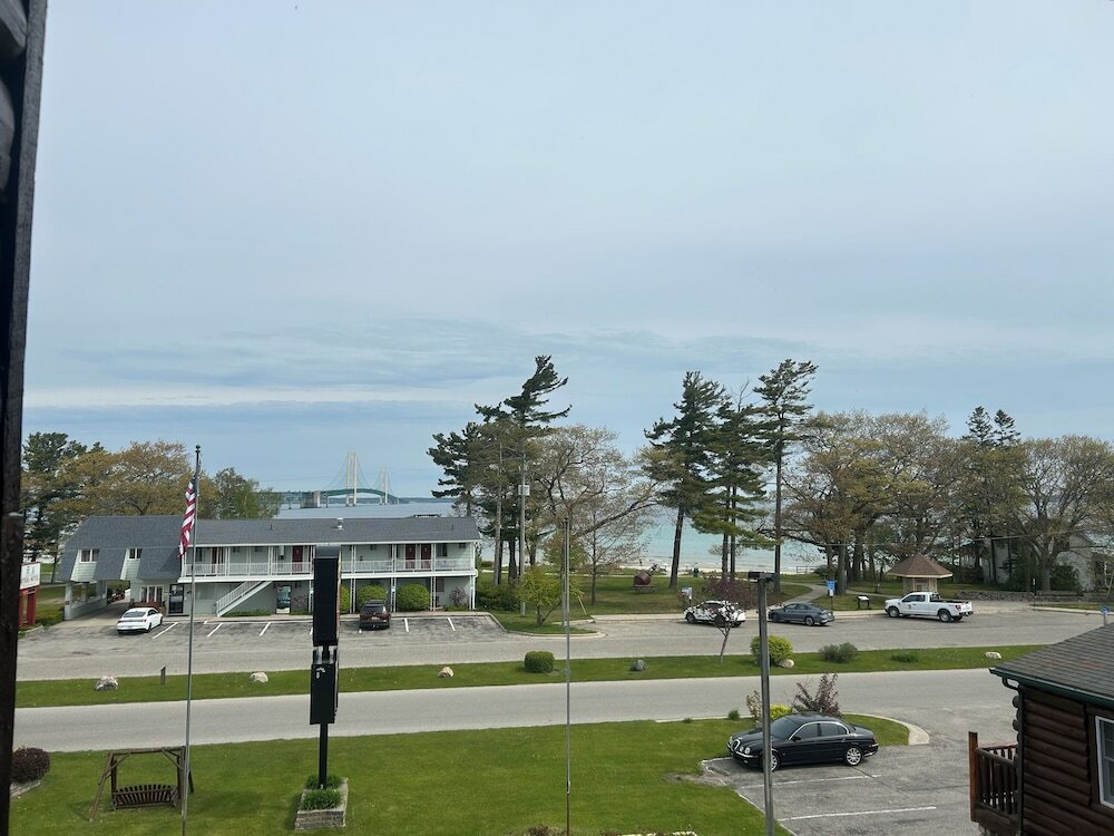 Фото Super 8 by Wyndham Bridgeview of Mackinaw City