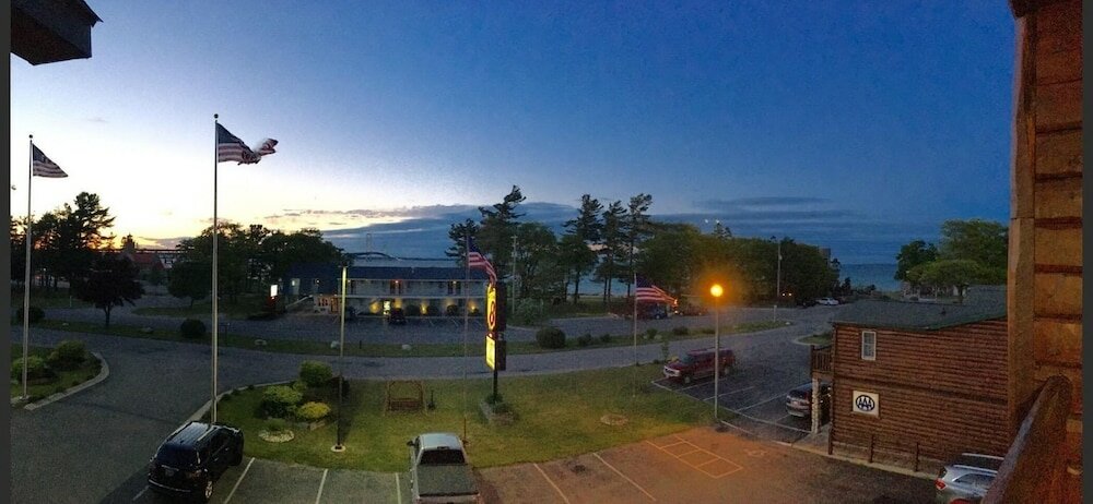 Фото Super 8 by Wyndham Bridgeview of Mackinaw City