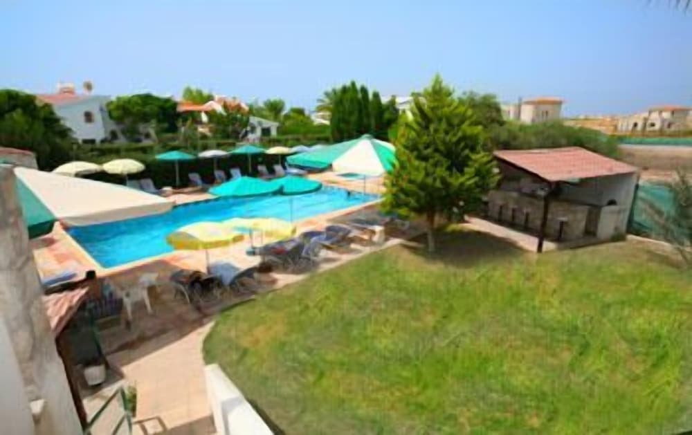 Фото Petsas Apartments & Tavern