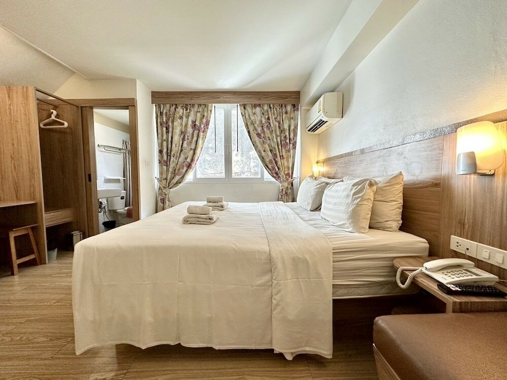 Фото DinsoMon Hotel