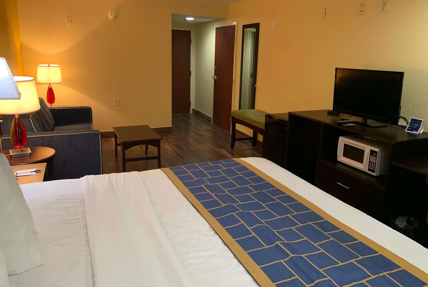 Фото Days Inn & Suites by Wyndham Tampa/Raymond James Stadium