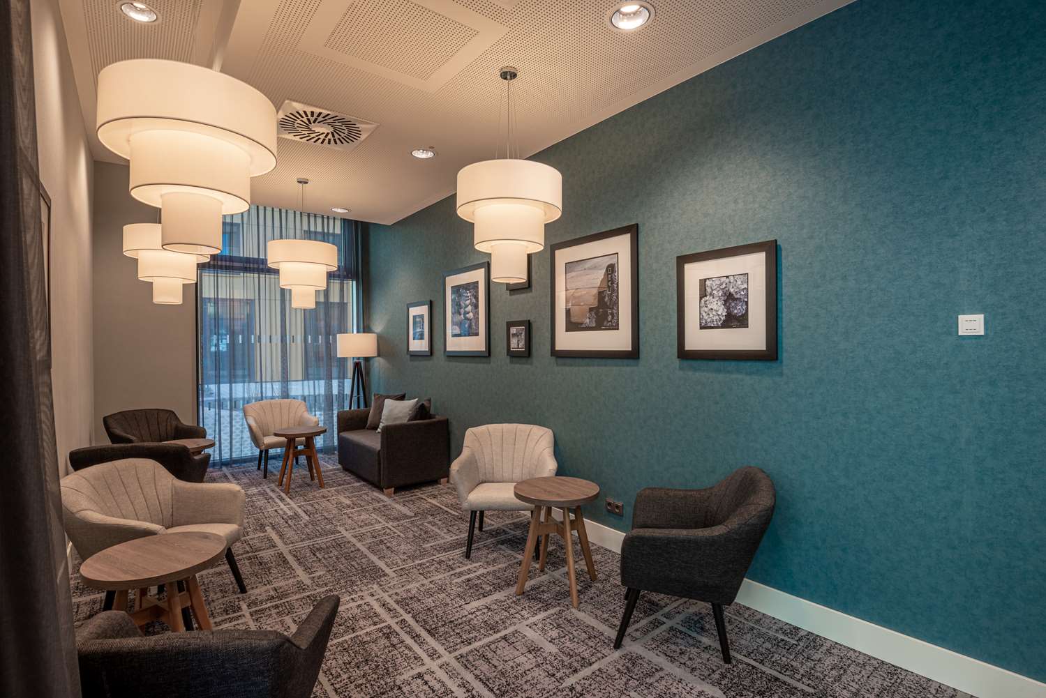 Фото Hampton by Hilton Düsseldorf City Centre