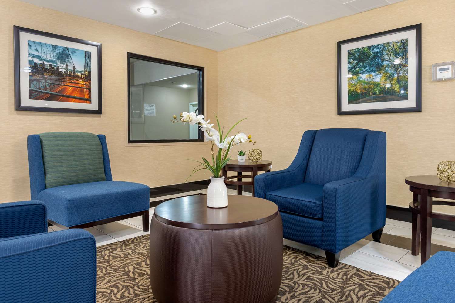 Фото Comfort Inn & Suites near Jfk Air Train