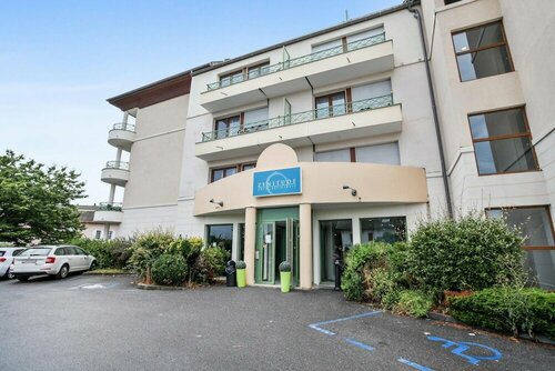 Гостиница Zenitude Hôtel - Résidences Divonne Confort в Же