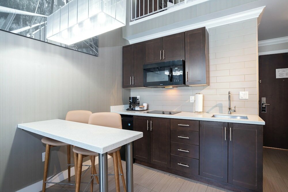 Фото Sandman Hotel & Suites Winnipeg Airport